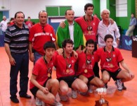 cd-sao-roque-com-trofeu-de-campeao